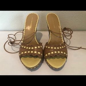 BCBG Max Azria heels 💛 Delicate flower detail